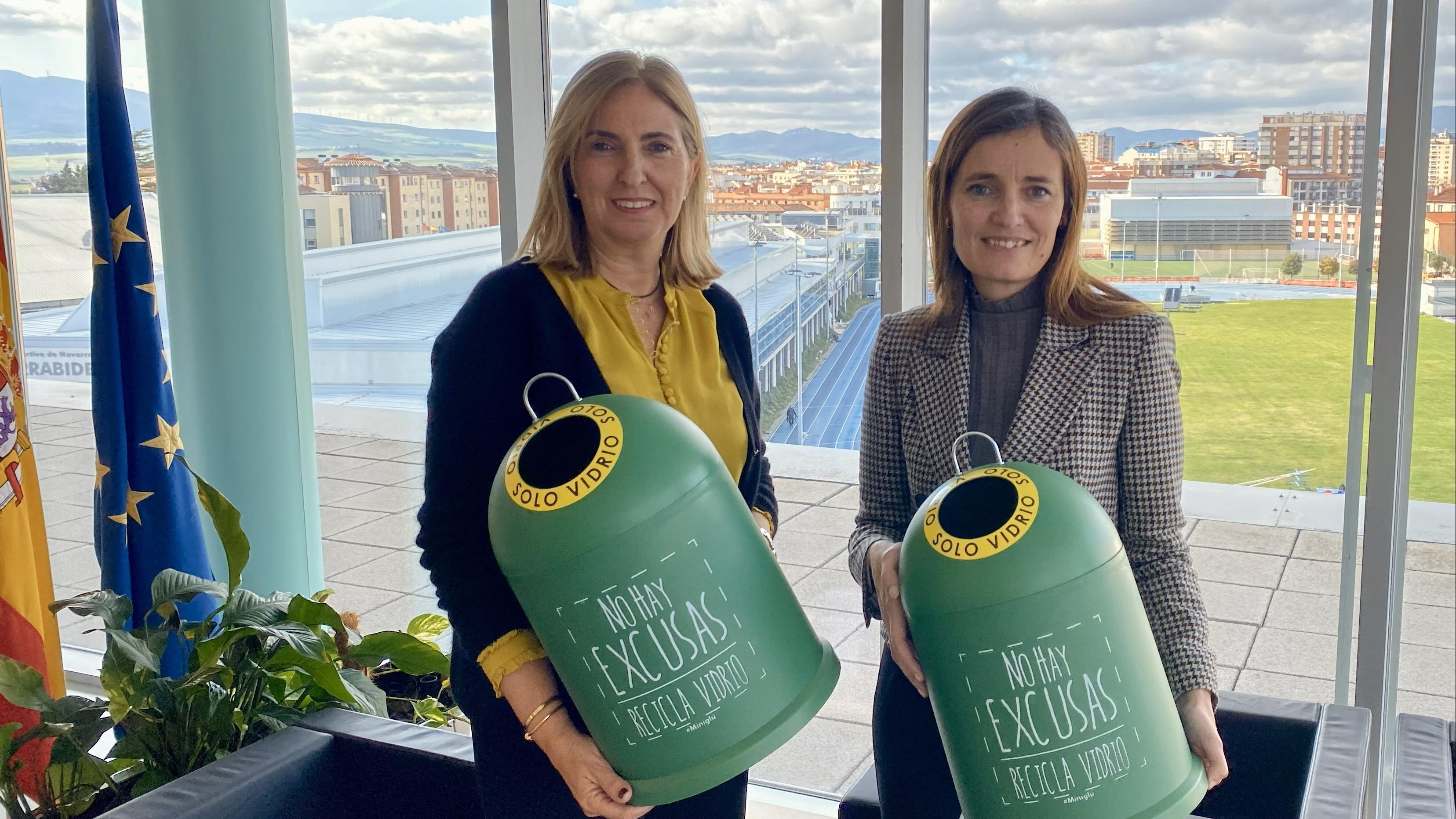 Ana Cardona y Ana Bretaña de la Torre firman el convenio entre Ecovidrio y el Gobierno de Navarra