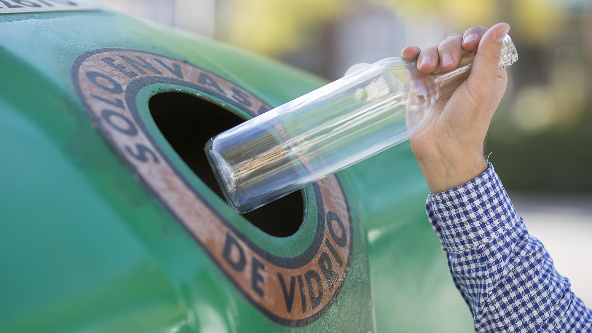 Cada navarro depositó en los contenedores verdes 25,6 kg de envases de vidrio